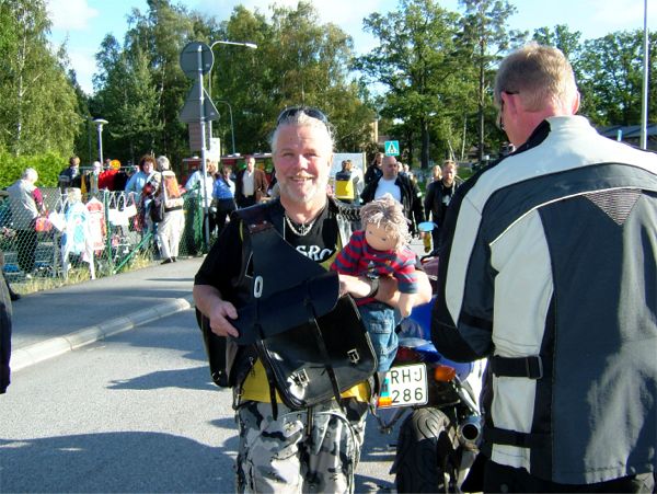 Lasse L med en av Trasdockorna samlar in kortegeavgiften.