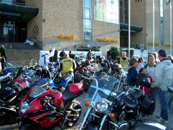 ... MC-ekipagen på Medborgarplatsen - men det fungerade bra.
