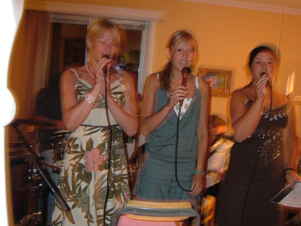 Miriam, Linnea och Hanna sjunger för pappa, 14/7 -06