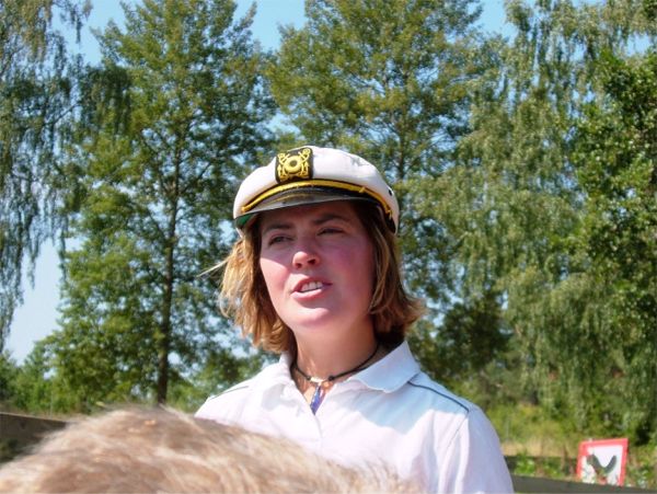 Vår unge duktige och kunnige kapten lotsade oss säkert ...
