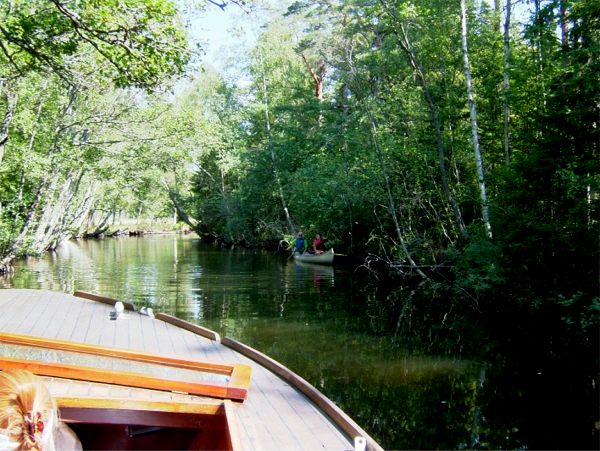 Som väl var mötte vi inga större båta - bara kanoter i kanalen, 8/8 -06