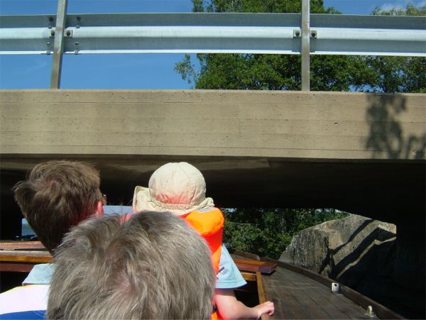 Här passerar vi under sista bron, 8/8 -06
