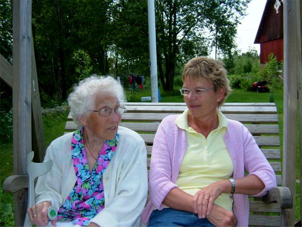 Greta och Siv i den stora gungan på Hultabo ...