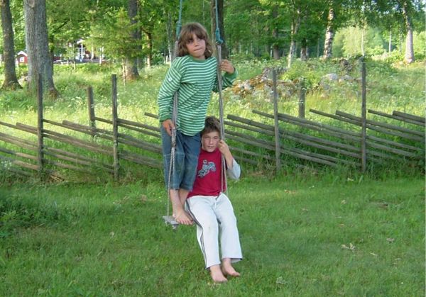 Kusinerna Jonas och Adam samsas på gungan, Danhäll, 25/6 -06