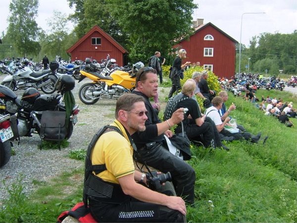 Vid Turinge Kyrka har TYFRI samlats tillsammans med många andra ...
