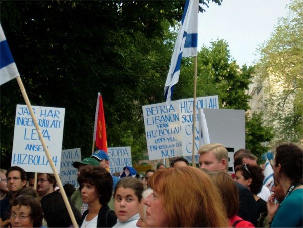 Även Libanons flagga syntes bland de många israeliska flaggorna, 20/8 -06