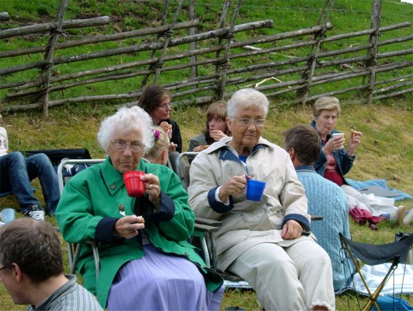 Här fikar Greta och Elsie och i bakgrunden Gudmunds familj, 23/6 -06
