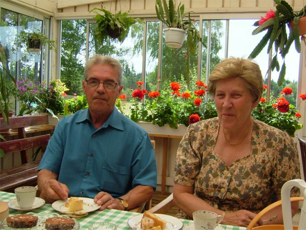 Gott kaffe med dopp hos Gudmund & Birgitta på blomsteraltanen, 9/7 -06