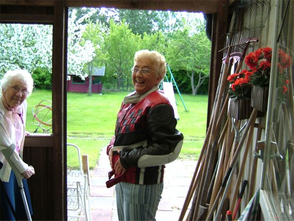 Greta och Elsie på väg ut i min trädgård, 3/6 -06