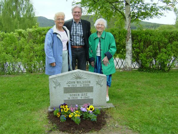 Elsie , Ivan och Greta vid pappa Johns och brodern Åkes grav, 7/6 -06