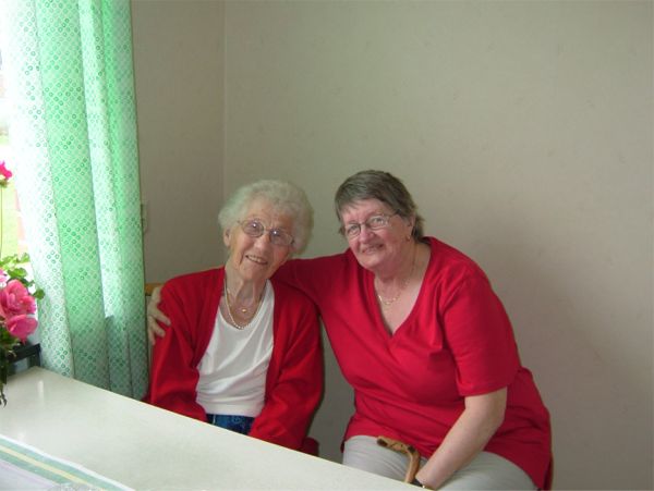 Greta och Märta på besök hos Sonja, 7/6 -06