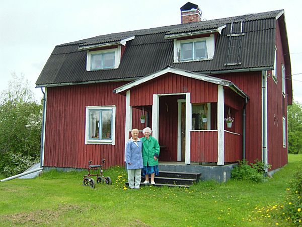Elsie och Greta vid barndomshemmet i Trösten, 7/6 -06