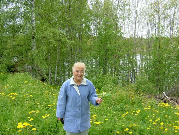 Elsie på väg upp från sjön med en bukett Liljekonvalj, 7/6 -06
