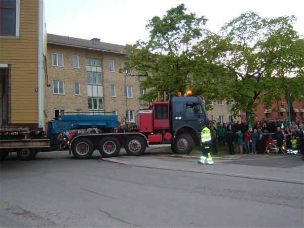 Husflytt från centrala Hudiksvall (här dragbilen) ...
