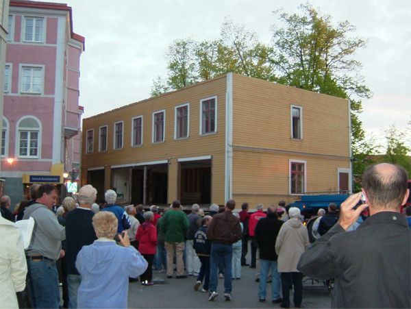... ut på landet strax norr om staden - mycket folk såg på, 7/6 -06