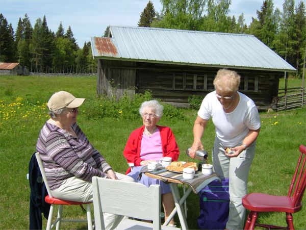 Fika på Västansjövallen, 9/6 -06