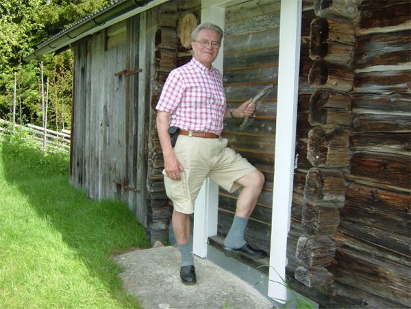 Ivan på väg in i stugan, 9/6 -06