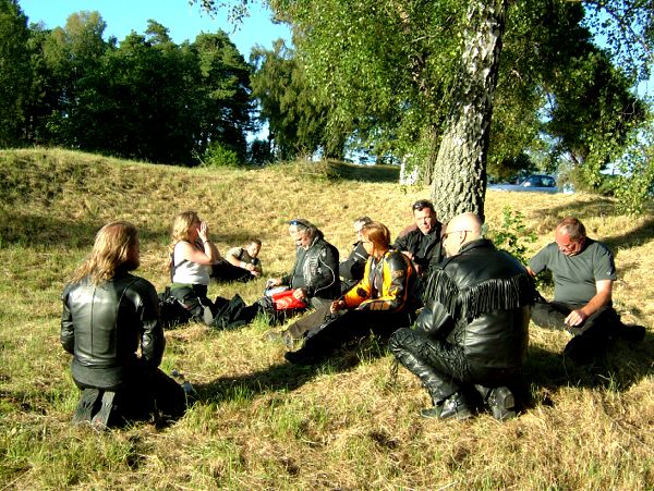 TYFRI MC fikar i kvällssolen vid Skanssundet, 19/7 -06