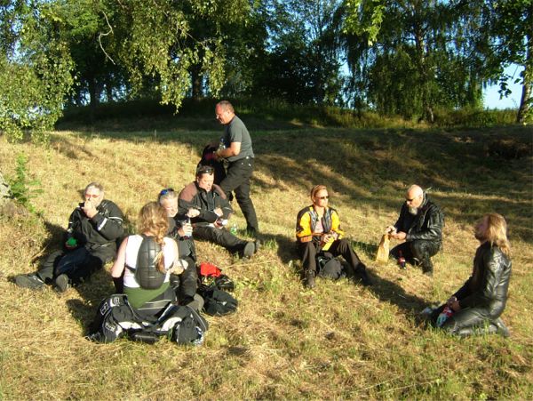 TYFRI MC fikar i kvällssolen vid Skanssundet, 19/7 -06