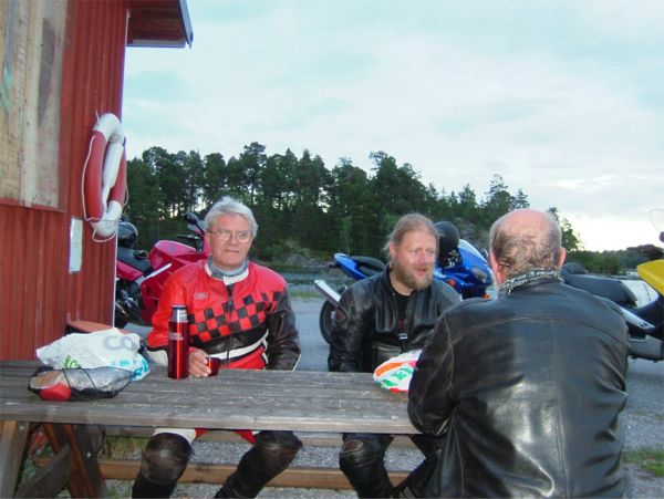 .. där vi fikade i det sköna vädret, 16/8 -06