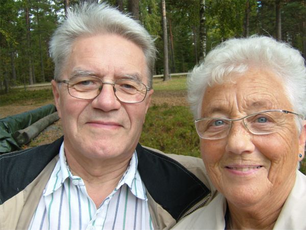 Ivan & Elsie fikar utanför sportstugan, 29/9 -06