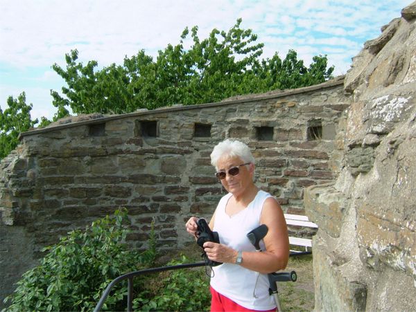 Elsie framför Visingsöborgen Näs (på sydspetsen av ön), 7/8 -06