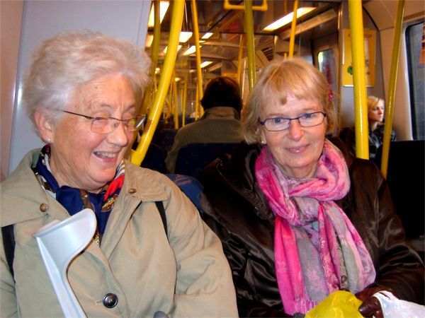Elsie och Ann-Marie på tunnelbanan i Stockholm; 10/10 -07