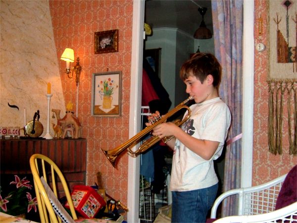 Adam underhåller med sin trumpet på Danhäll; 24/10 -07