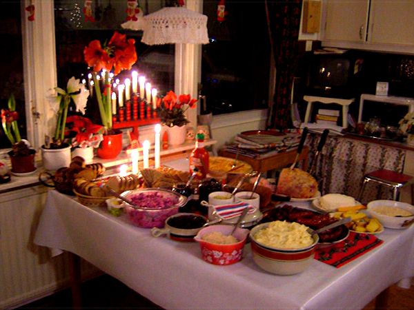 Julmaten uppdukad i köket; 22/12 -07