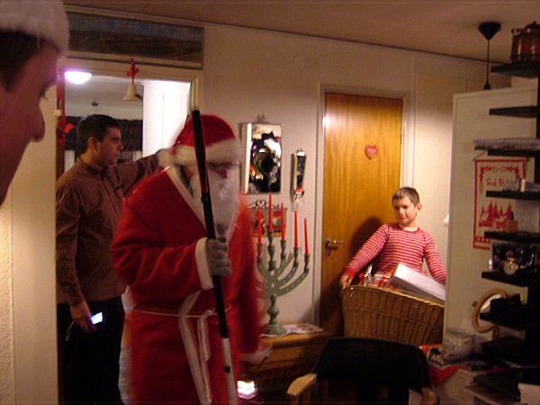 Felix hjälper tomten med julklapparna; 22/12 -07