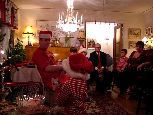 Smånissarna delar ut julklapparna; 22/12 -07
