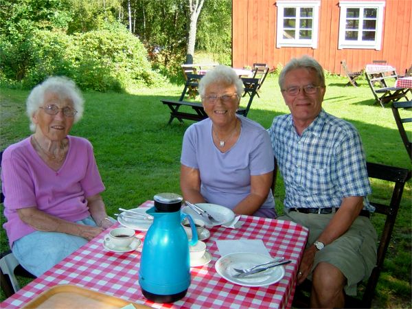Greta, Elsie & Ivan dricker kaffe med vofflor i Glassbo; 8/8 -07