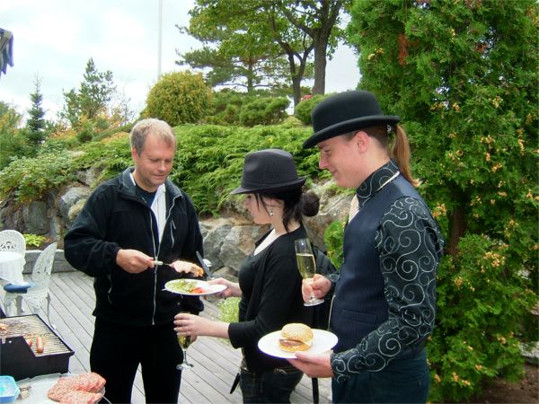 Mats serverar Filippa och Isak; 2/9 -07