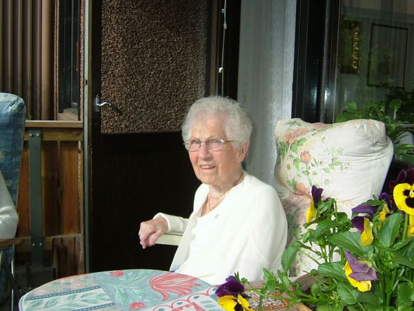 Mor Greta på sin balkong; 26/5 -07