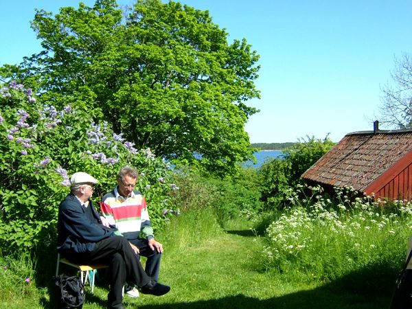 Möja har omväxlande och vacker natur. Vi fikade och åt lunch ute i det fria och det gavs många tillfällen till samtal och gemenskap; 2/6 -07