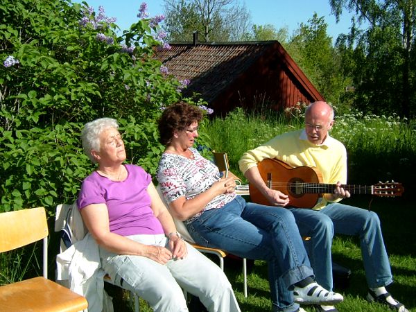 Här njuts det av solen och Göran klinkar på gitarren; 2/6 -07