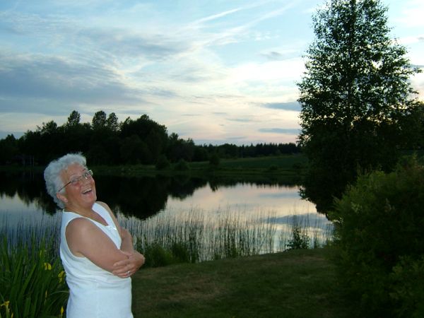 Elsie vid Risbrodammen i solnedgången; 20/6 -07