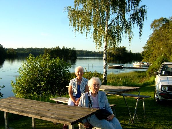 Elsie och Greta ser på när vi river tältet efter sista mötet; 5/8 -07