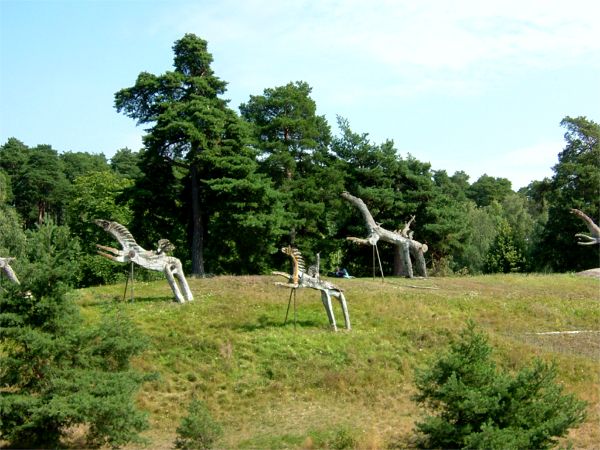 Konstverk gjorda av naturligt utformade grenar och stockar (Södertälje).