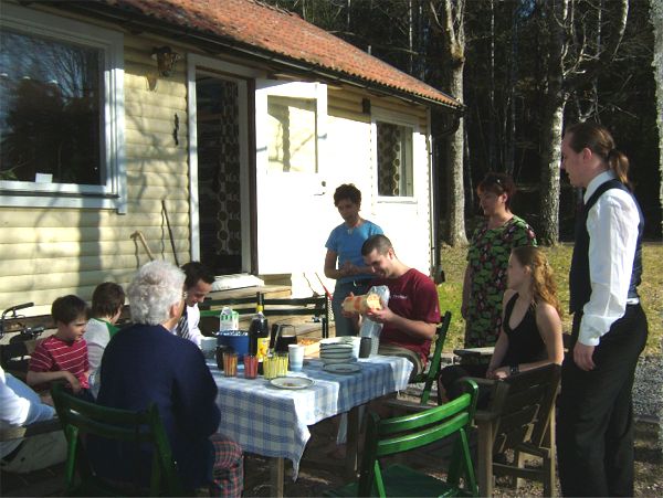 Här packar han upp sina presenter; 14/4 -07