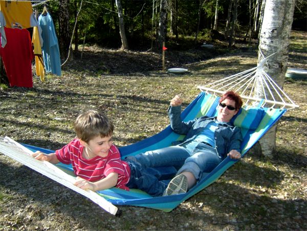 En av presenterna passade Max och Åsa på att njuta av; 14/4 -07