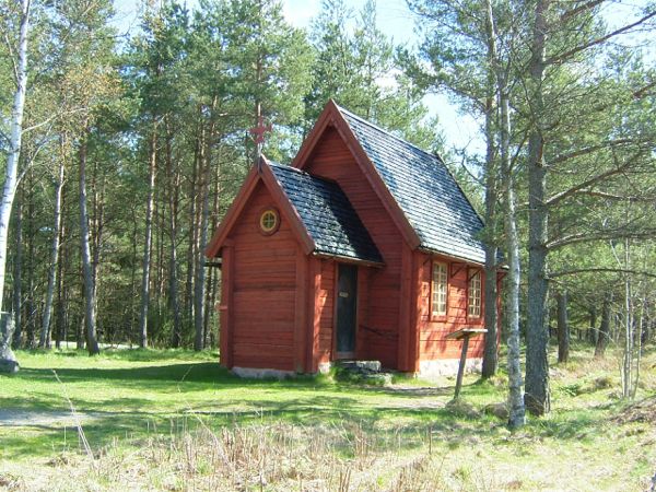 Ett av oss tidtagare okänt vägkapell vid Sillekrog (E4); 24/4 -07
