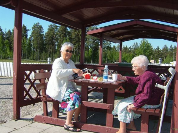 Elsie och Greta rastar på väg till Gnarp; 3/6 -08