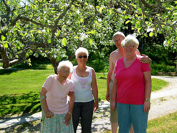 Elsie och Greta besöker Anita & Willis Karlsson; 4/6 -08