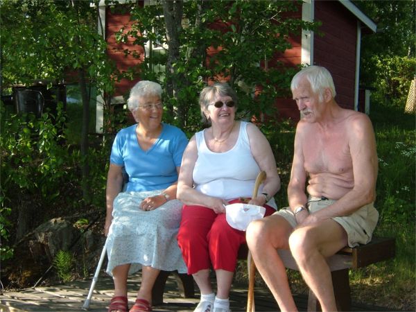Elsie, Märta och Olle filosoferar på bryggan ...