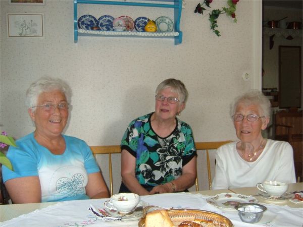 Elsie och Greta på besök hos Gunvor Karlsson i Ilsbo; 9/6 -08