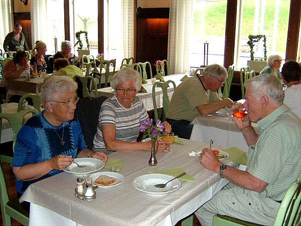 Vi firar ettårsbröllopsdagen i sällskap med Ruth & Sven-Erik Andersson; 17/5 -08