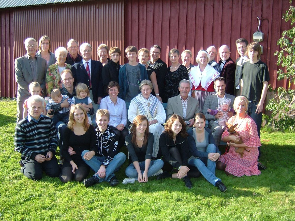 Familjefoto: 13/9 -08 Övre raden: Sören, Helena S, Elsie, Toje, Ivan, Eva, Gabriel, Oskar, Annica, Bertil V, Ammi, Anette, Gunilla, Bertil B, Bernt, Lars, David. Mellanraden: Isak, Edvin, Erik V, Elvira, Eva-Britt, Birgitta, Gudmund, Fredrik, Inez. Nedre raden: Frank, Sara, Erik, Rebecka, Alice, Sofia, Helena V med Pyret.