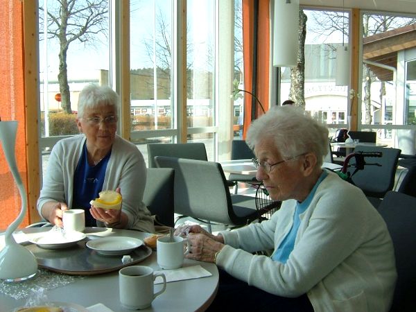 Elsie och Greta fikar i Pingstkyrkans café; 25/4 -08