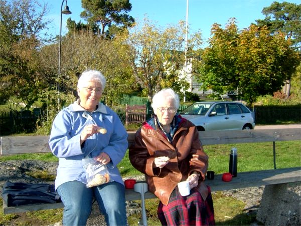 Fika på Dalarö Skans, Elsie och Greta; 7/10 -08